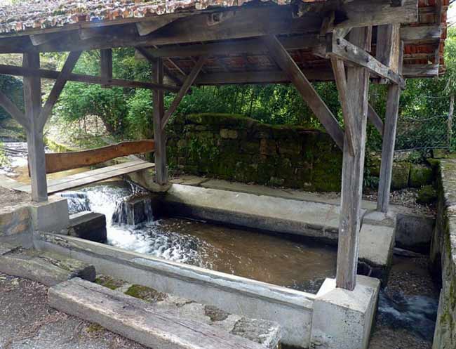 Fontaine-bassin-lavoir, Cardaillac (Midi-Pyr�n�es)